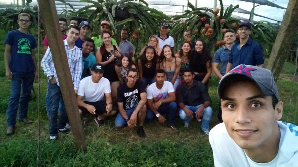 Alunos dos Cursos de Agronegócios e Marketing da FACNOPAR participam de Visita Técnica na Propriedade Rural da Família Costa – Plantação de Pitaia